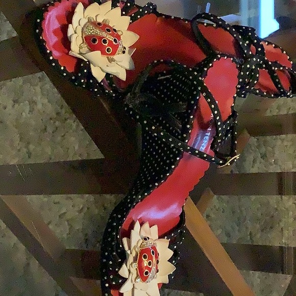 Retro wedge lady bug wedges - the flower is bent a little but still gorgeous - Picture 4 of 9